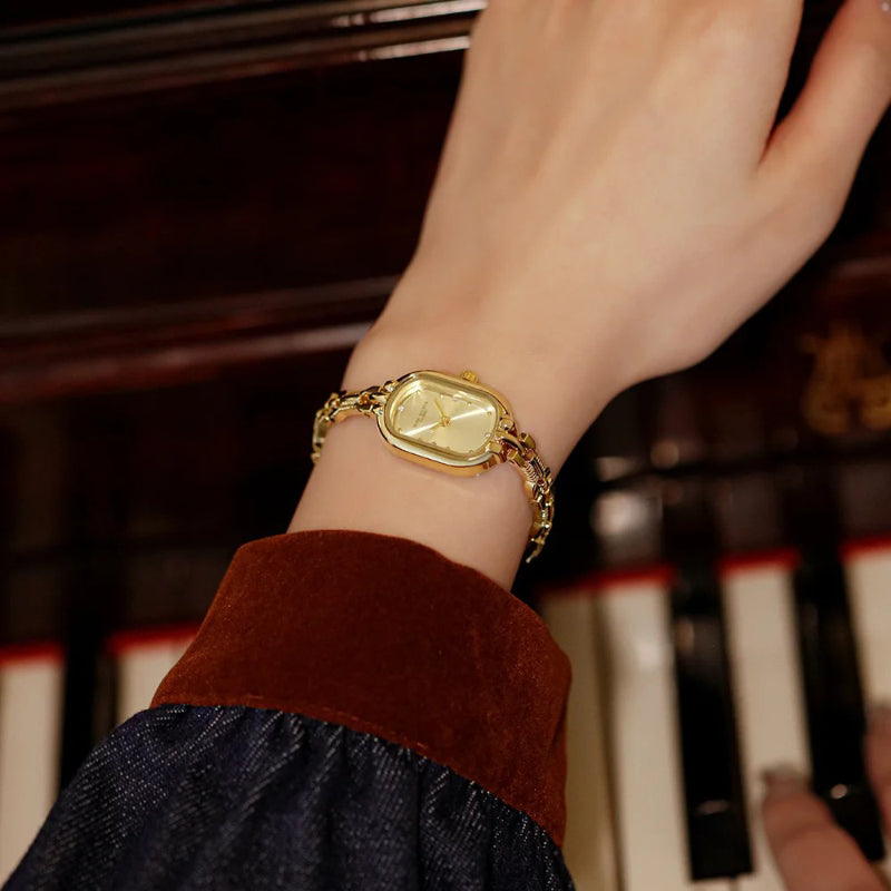 Women's Chic Oval Case Quartz Watch with Subtle Elegance