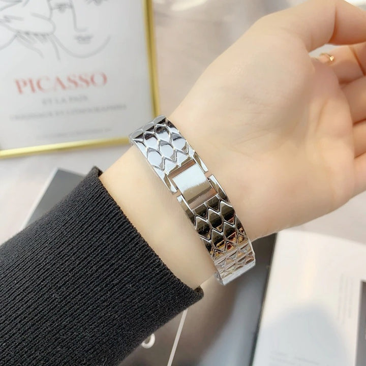 Light and Luxurious Snake Head Shape Dial Quartz Watches