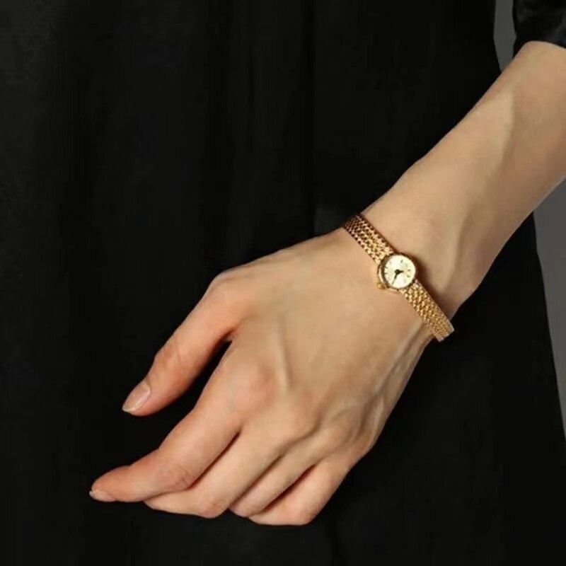 Exquisite Small and Light Round Dial Quartz Watches